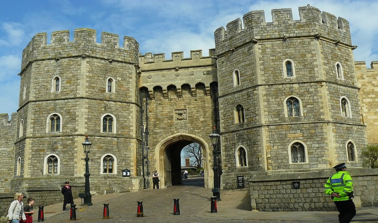 Astonishing security blunder by Queen's guards near Windsor Castle