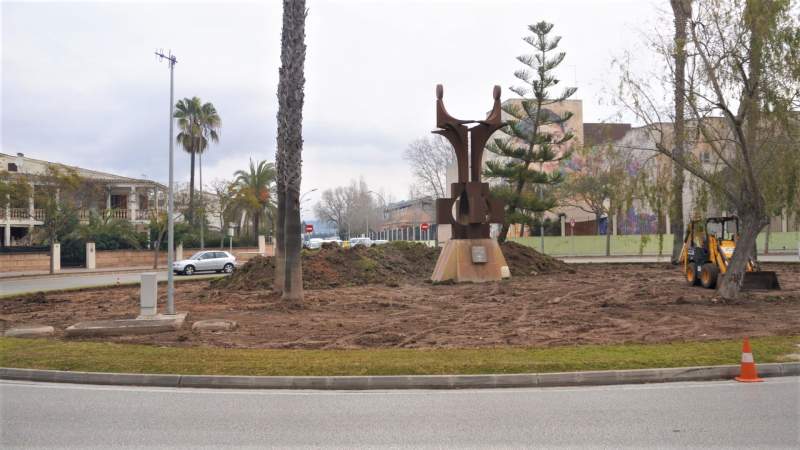 First target is the roundabout in Plaça del Parc