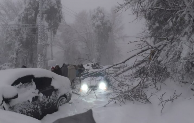 BREAKING: At least 22 dead as heavy snow traps vehicles in Pakistan resort