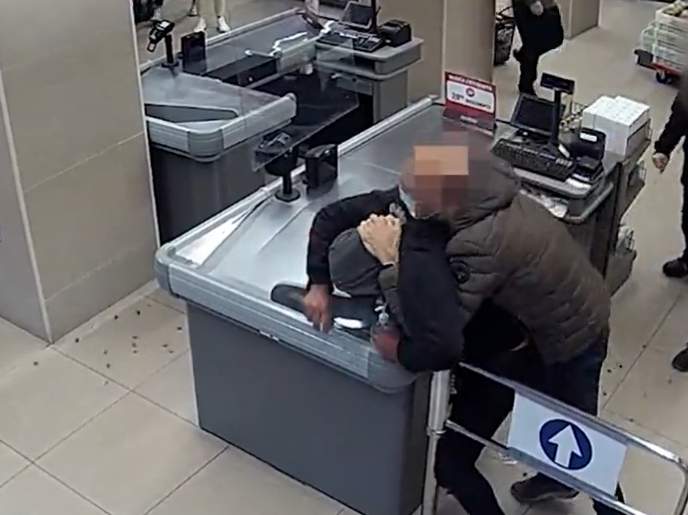 WATCH: Off-duty police officer prevents violent supermarket robbery in Barcelona