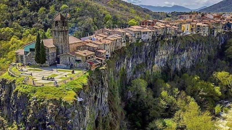 The spectacular Spanish town that stands on top of a cliff 50 metres high