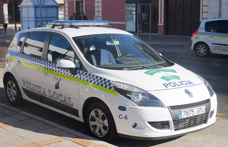 Traffic accident heart attack driver saved by Fuengirola cops
