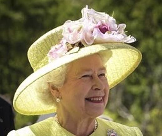 Royal family to ‘rally round’ Queen following positive Covid test