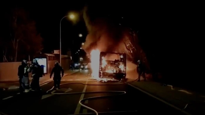 Urban bus catches fire and burns out in Granada