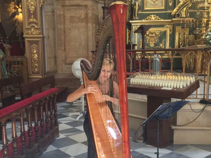 Celebrated harpist and singer Anna Sargeant