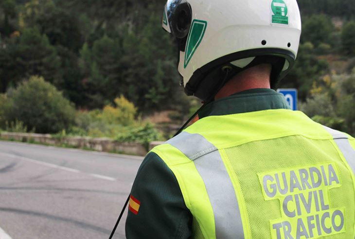 Fatal crash leaves a young man dead and three injured in Spain’s Cordoba. The shocking accident took place between Lucena and Puente Genil in Cordoba on Thursday, March 17. The crash involved a car and a van on the A-318 road. According to the Emergency Services 112 in Andalucia, the fatal crash happened at around 7:30am near the village of Casatejada in Lucena. After the van and car collided at the kilometre 30 mark, the van was left in the middle of the road. The car left the road and ended up in a ditch. Officers from the Guardia Civil scrambled to the scene of the incident. The accident was also attended by 061 medical staff and the Lucena Fire Brigade. The Fire Brigade had to pull the deceased person’s body from the car. The road was closed while the accident was assessed. The emergency services took to Twitter and commented: “Fatality in an accident between a van and a car on the A-318 in #Lucena #Córdoba. “🚑 In addition, three people have been injured.” Thank you for taking the time to read this article, do remember to come back and check The Euro Weekly News website for all your up-to-date local and international news stories and remember, you can also follow us on Facebook and Instagram.