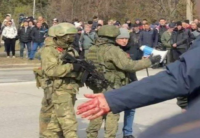 Russian soldiers release mayor and leave Ukrainian town after protests by locals
