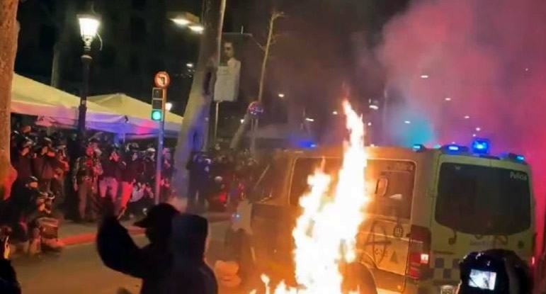 Man who set fire to Barcelona Police van with officers inside finally arrested