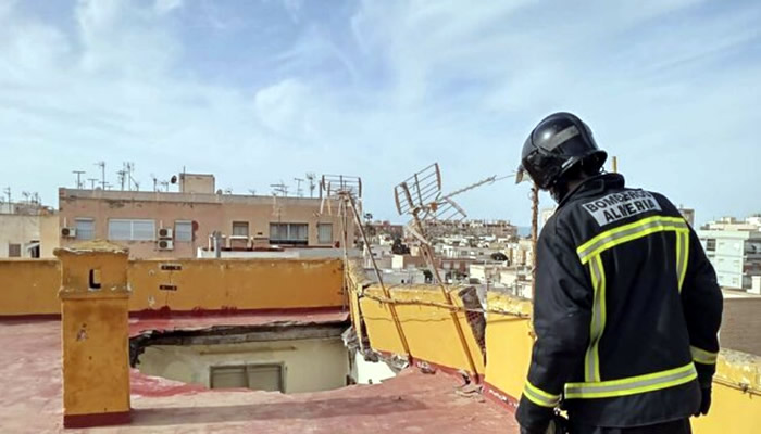 Building in El Tagarete de Almeria evacuated after roof slab collapses