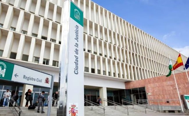 Malaga cosmetic surgeon ordered to pay €18,541 compensation for botched boob job