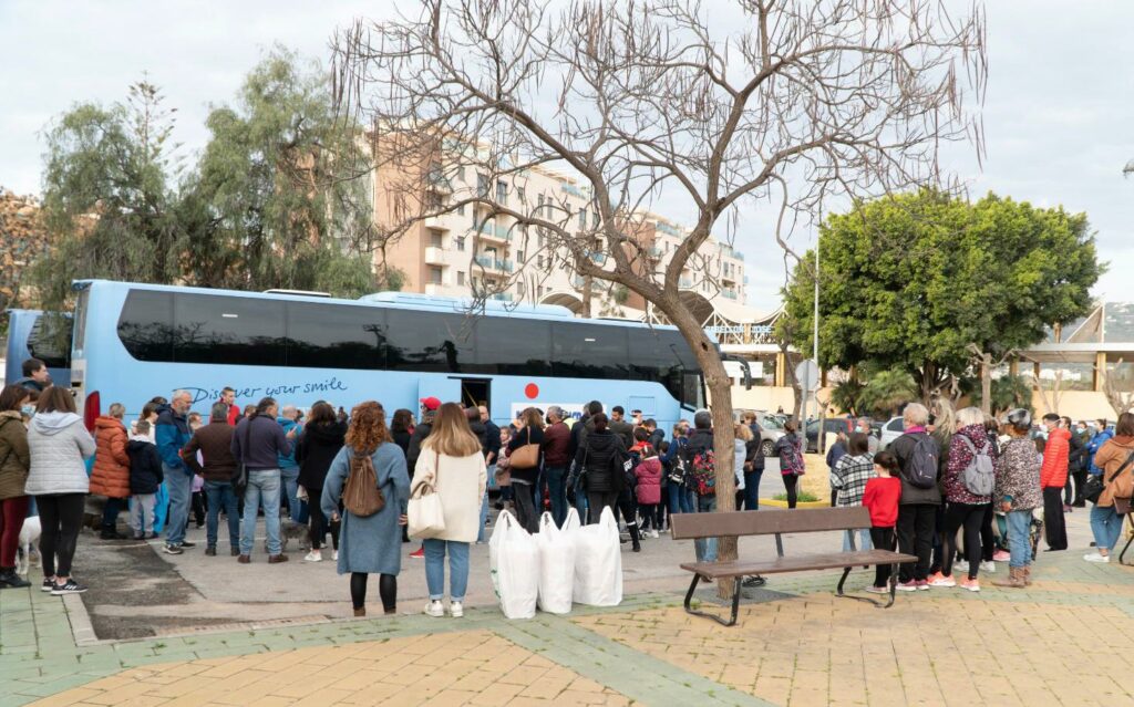 Nerja welcomes Ukrainian refugees on bus chartered by Town Hall