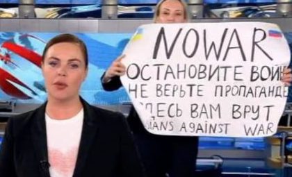 Brave protestor storms Russia’s top news show