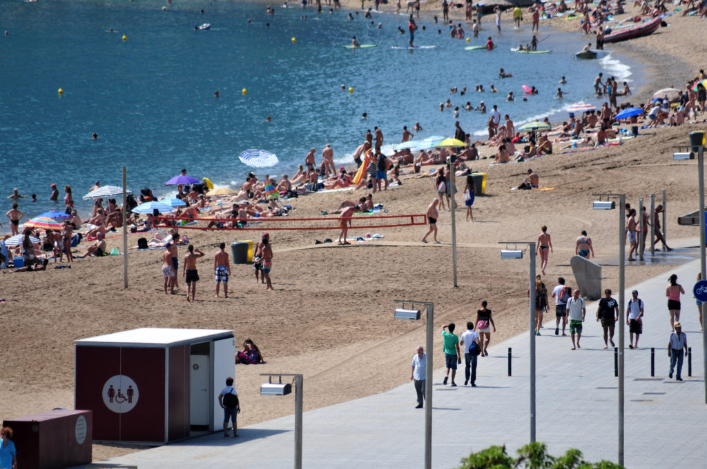 Barcelona takes smoke free ban to the beaches