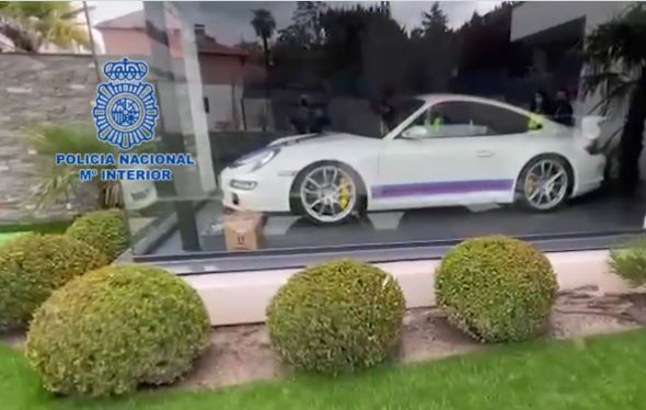 Watch here: Teen hacker busted with decorative Porsche 911 GT3 in the garden