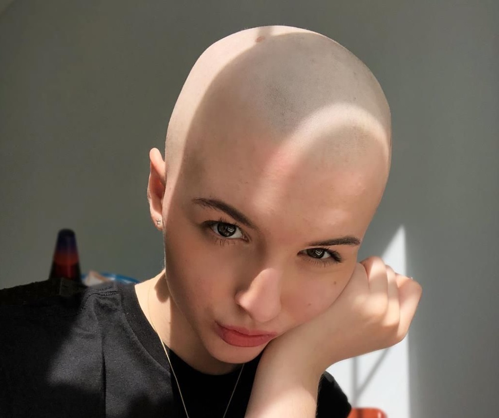 Ukrainian girls are shaving their heads