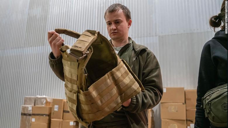 Ukrainian civilians receive protective gear from US police forces