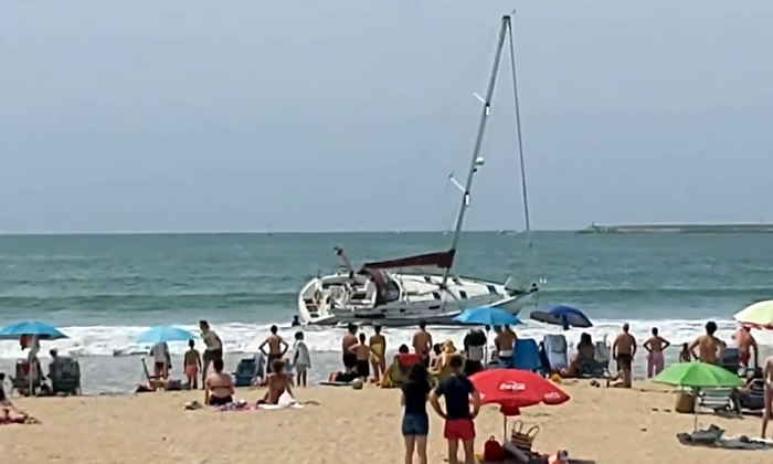 WATCH: 15-metre sailboat runs aground on Cadiz beach