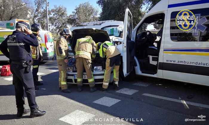 Six seriously injured in Sevilla as ambulance collides with car and taxi