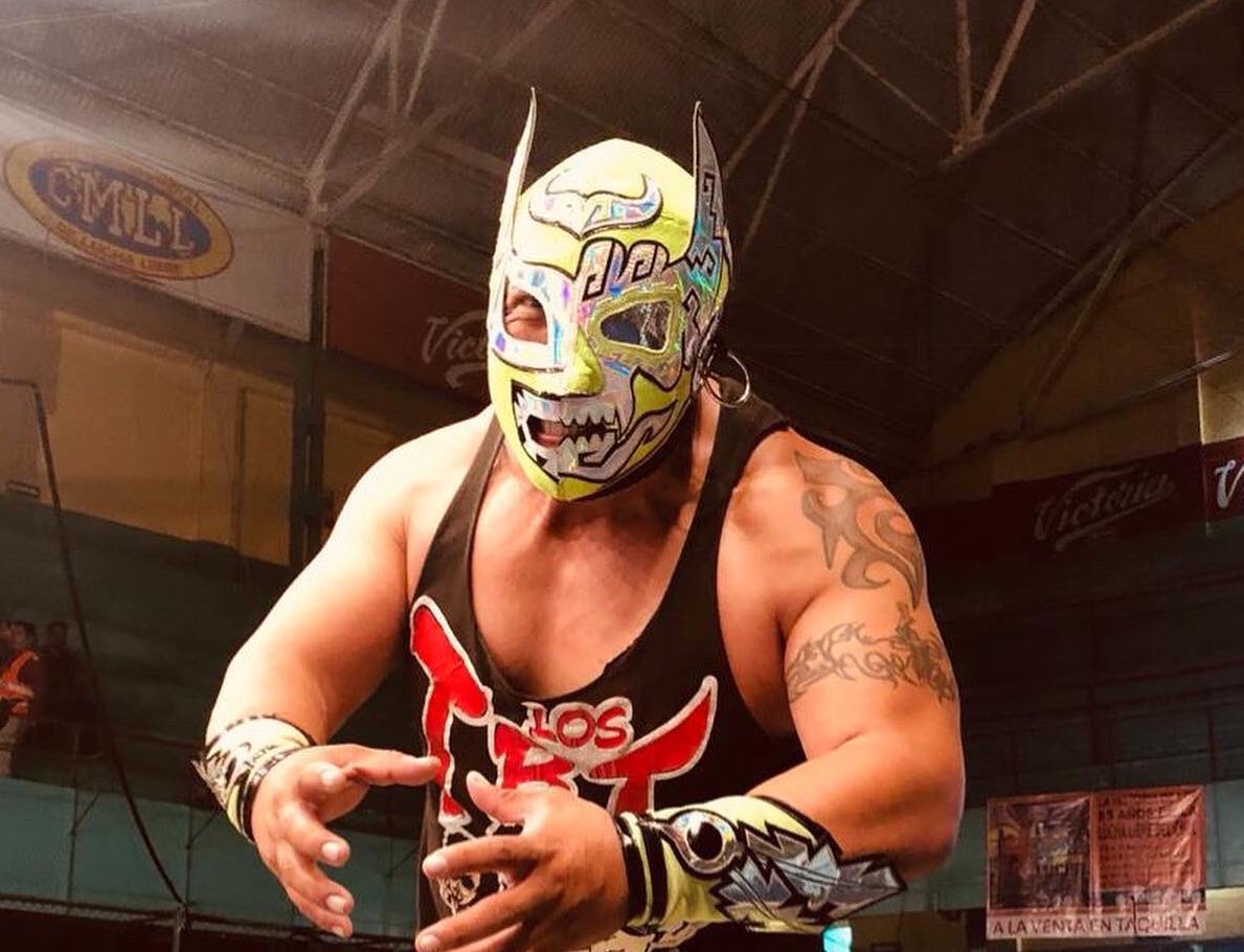 Muere luchador mexicano de infarto horas después de colapsar en show
