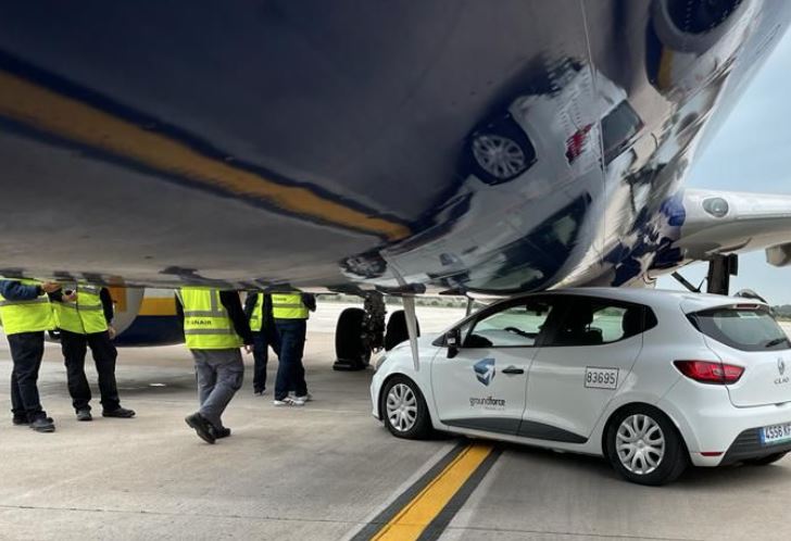 Epic fail: Car ends up trapped under the belly of a Ryanair Boeing 737 in Spain’s Alicante