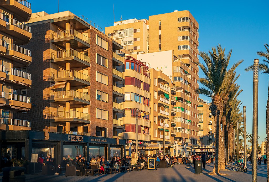 Torrevieja, Alicante, residents complained that terraces are crowding out promenade benches