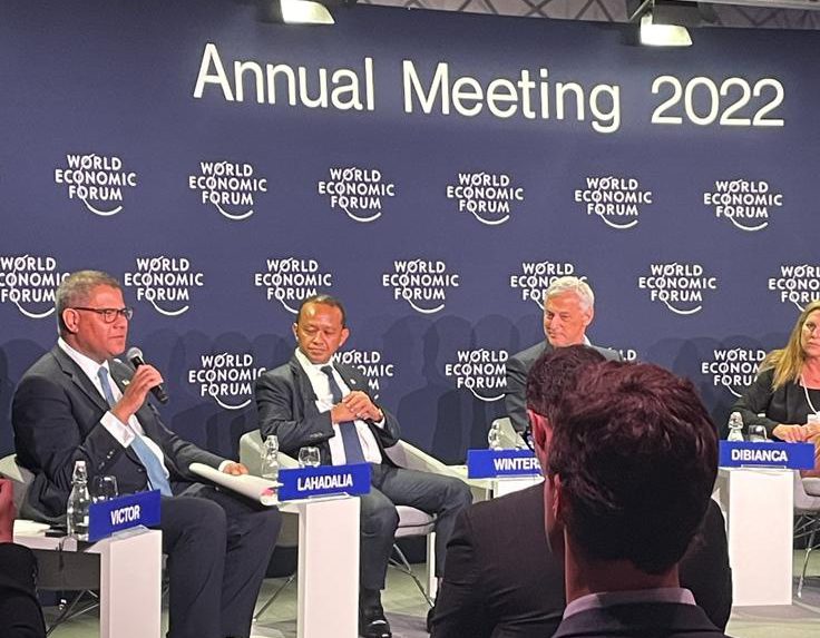 Alok Sharma with microphone speaking in Davos