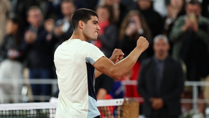 Carlos Alcaraz brushes Khachanov aside to reach the last eight in Roland Garros