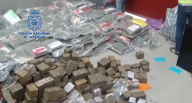 Three arrested in the Malaga town of Monda for shipping narcotics hidden in furniture