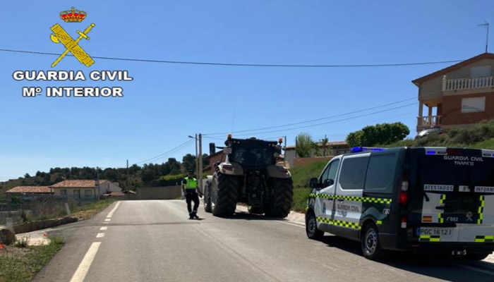 Police in Aragon investigate a father for allowing his10-year-old daughter to drive a tractor