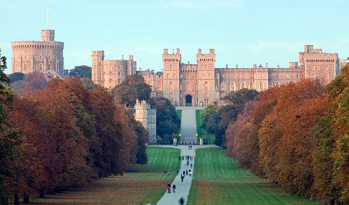 Astonishing security blunder by Queen's guards near Windsor Castle