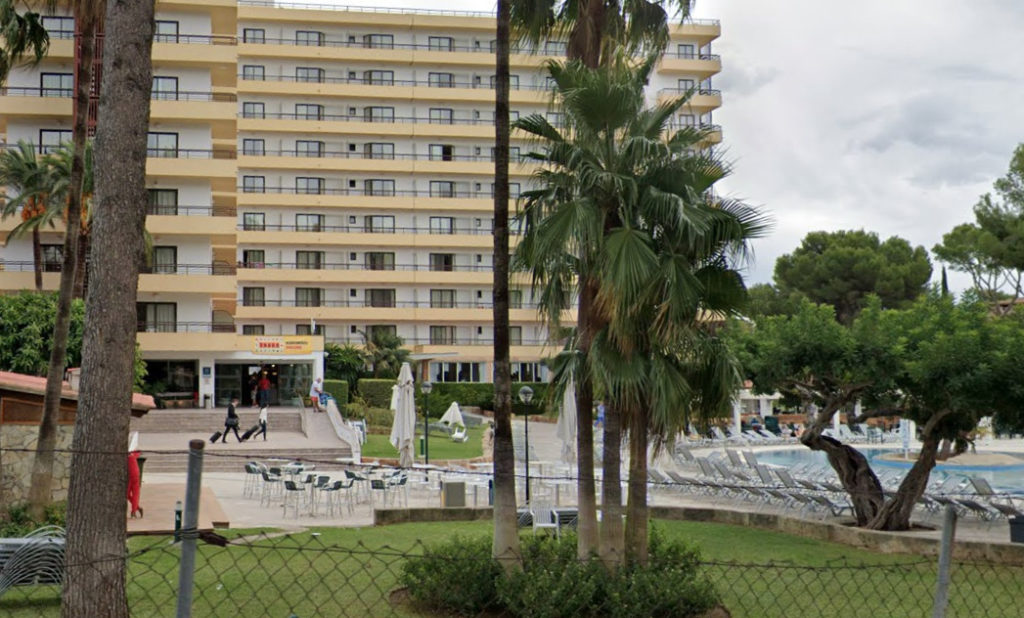 Young man seriously injured after falling from fourth floor of hotel in Palma