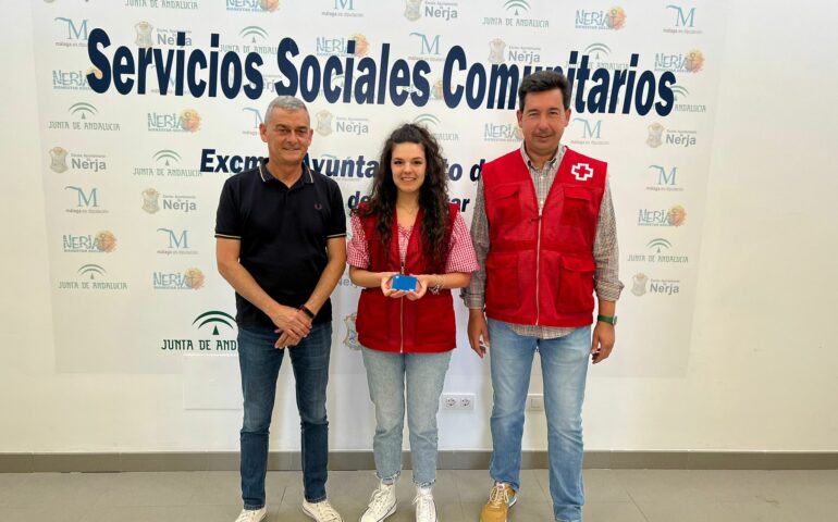 Red Cross hands out prepaid cash cards to vulnerable families in Nerja