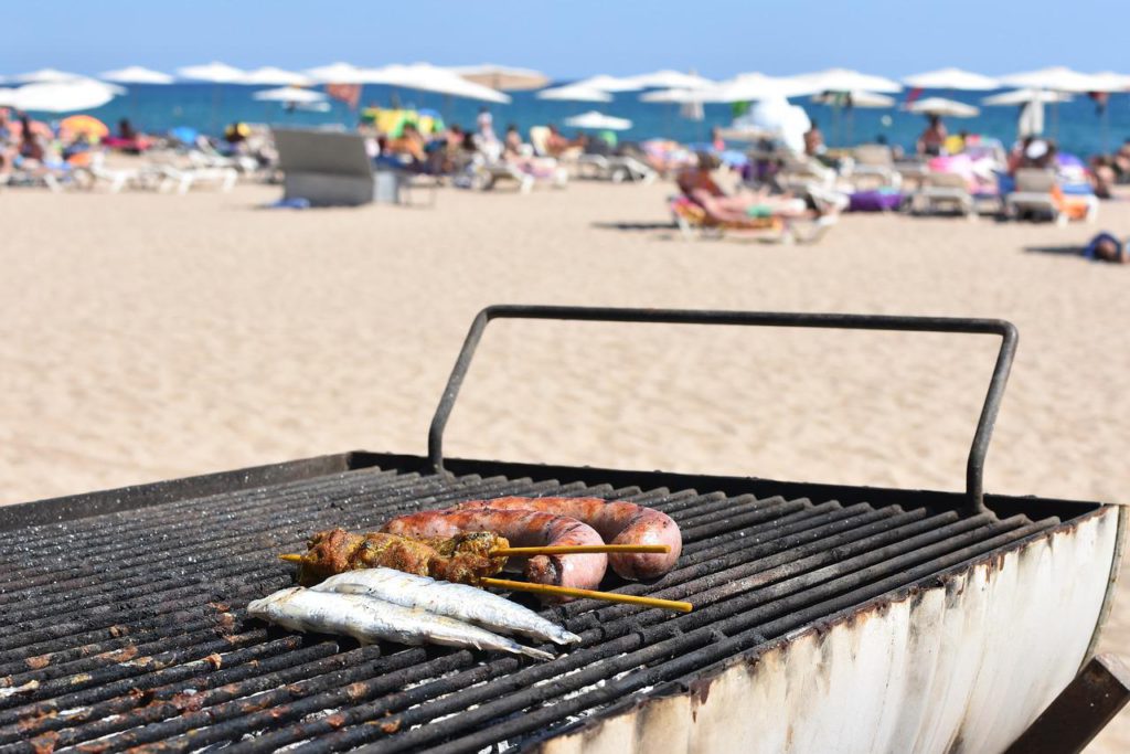 Roquetas (Almeria) sets out its rules for barbecue on the beach