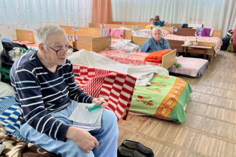 A shelter for internally displaced people in lviv: CatalanNews.com - Jordi Pulojar