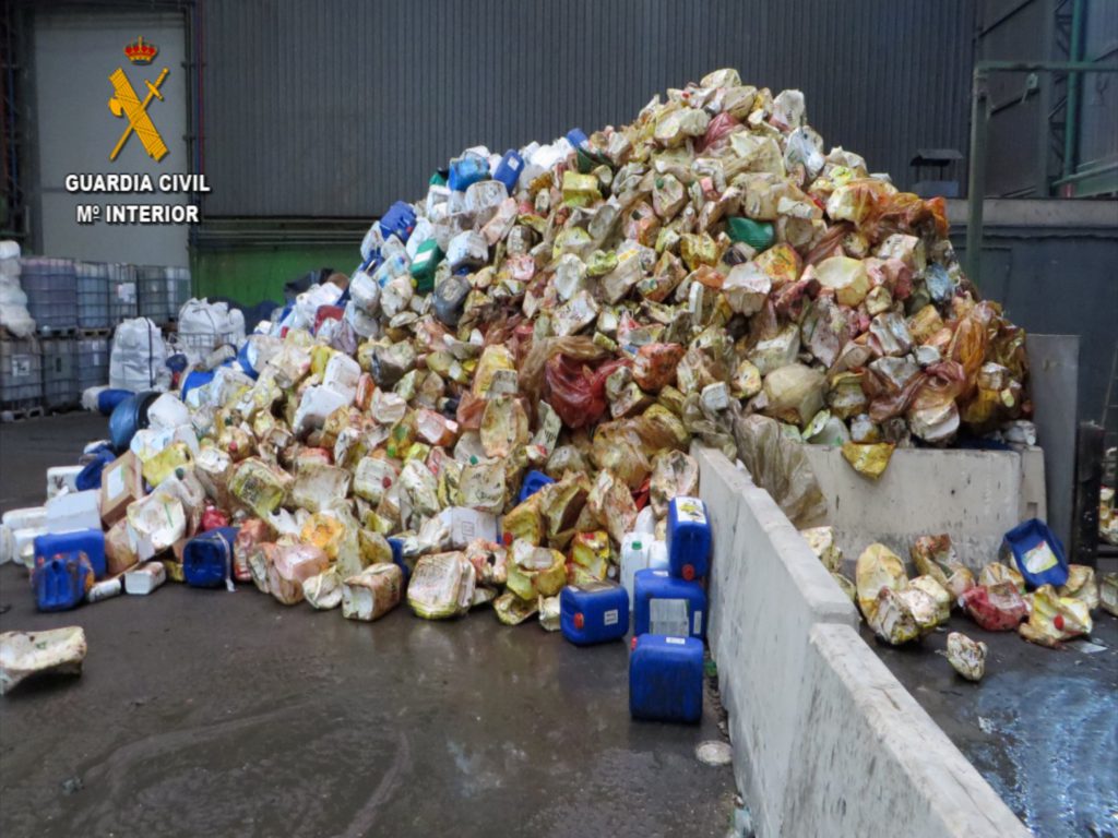 Guardia Civil arrest 14 people in Valencia accused of dumping hazardous waste into the Mediterranean