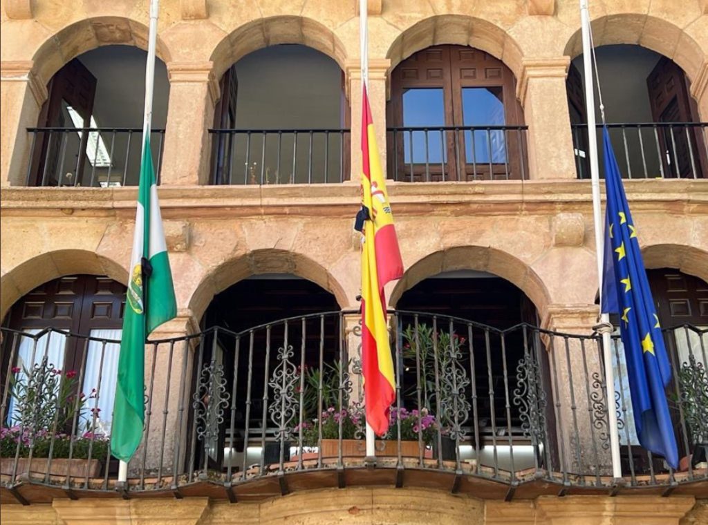 Ronda Town Hall has decreed three days of official mourning following the death of the three young people