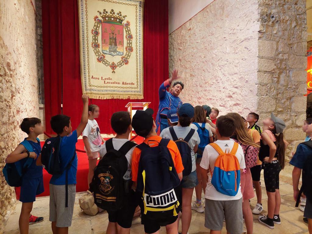 Schoolchildren flock to Alicante's Santa Bárbara castle