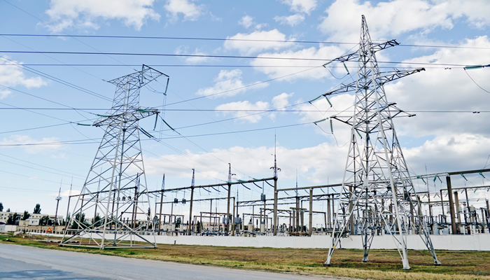 Image of electricity generating plant with pylons.
