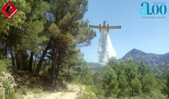 Aerial support used as firefighters tackle forest fire in Alicante municipality of Alcoleja
