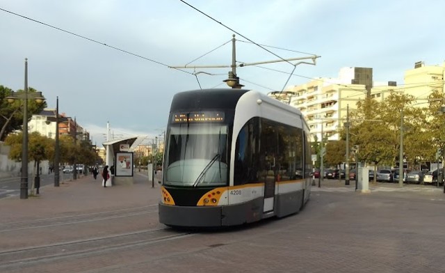 Metrovalencia service interrupted after a tram runs over a cyclist in the city
