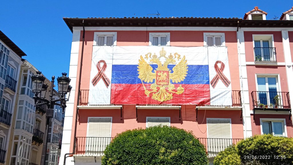 WATCH: Fire department in Spain's Burgos called to remove Russian flag from building