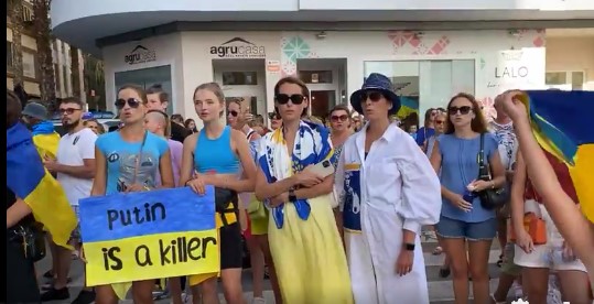 300 people in Torrevieja (Alicante) in protest against Russian film festival