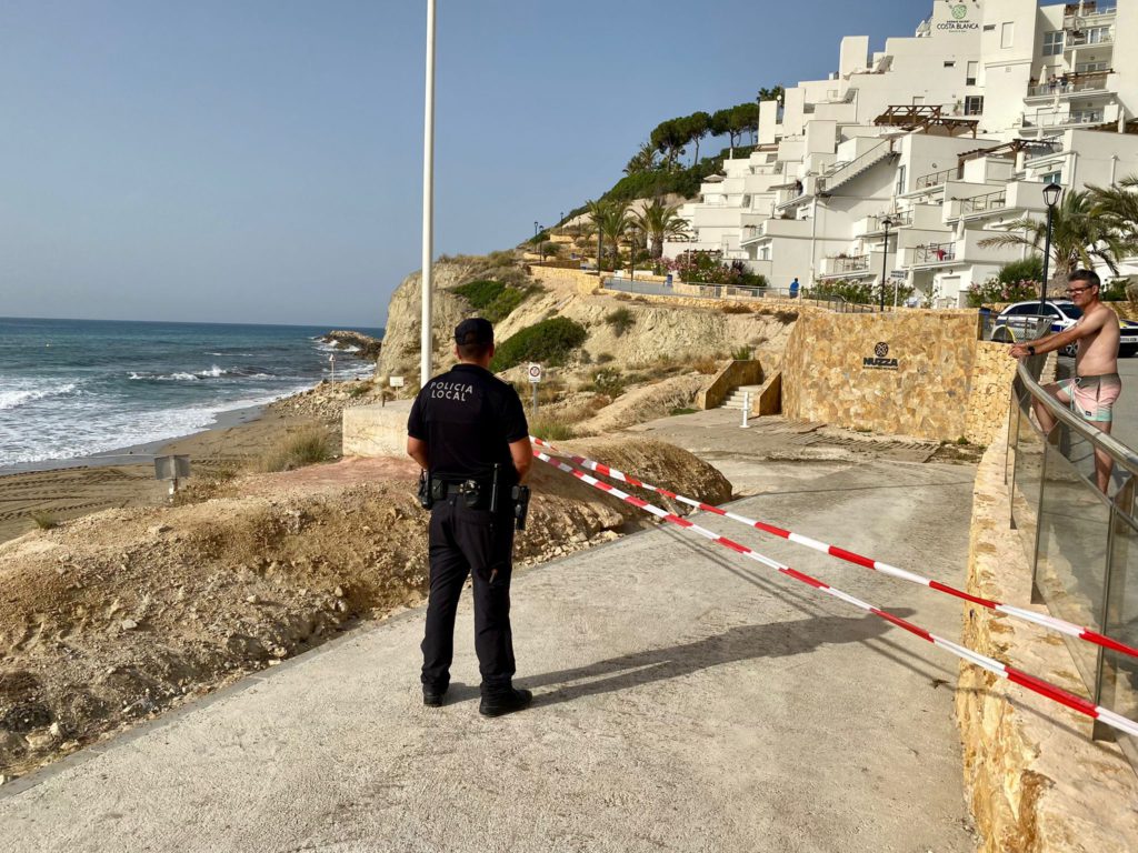 Clean-up operation after spills on Cala Lanuza beach in El Campello