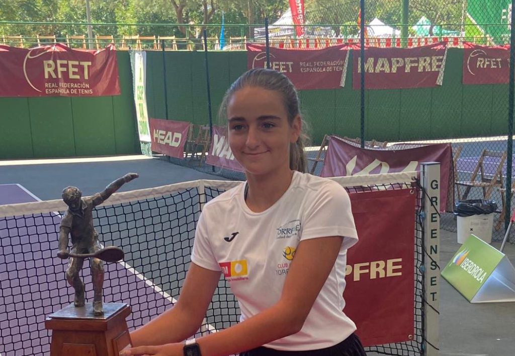 First national tennis title for young Vega Baja (Alicante) tennis player