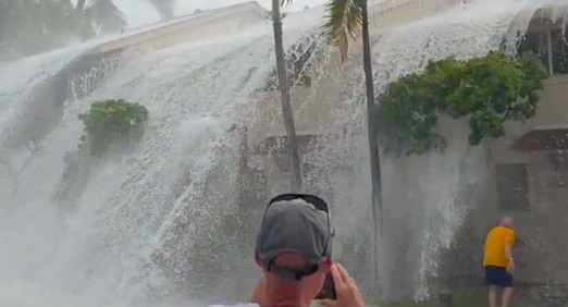 Watch - Giant 2-storey waves bring chaos to Hawaii’s southern coastline