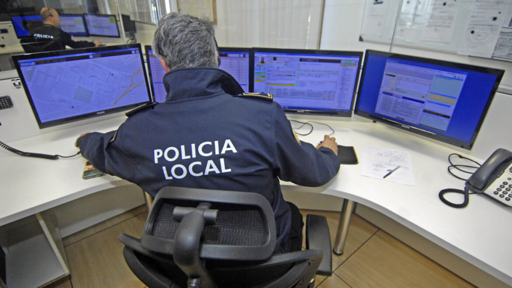 Elche man arrested for attempting to steal car stopped at traffic lights