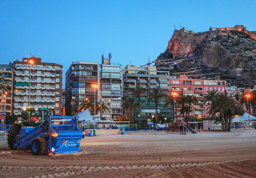 Alicante City Council announces extension to beach cleaning operations