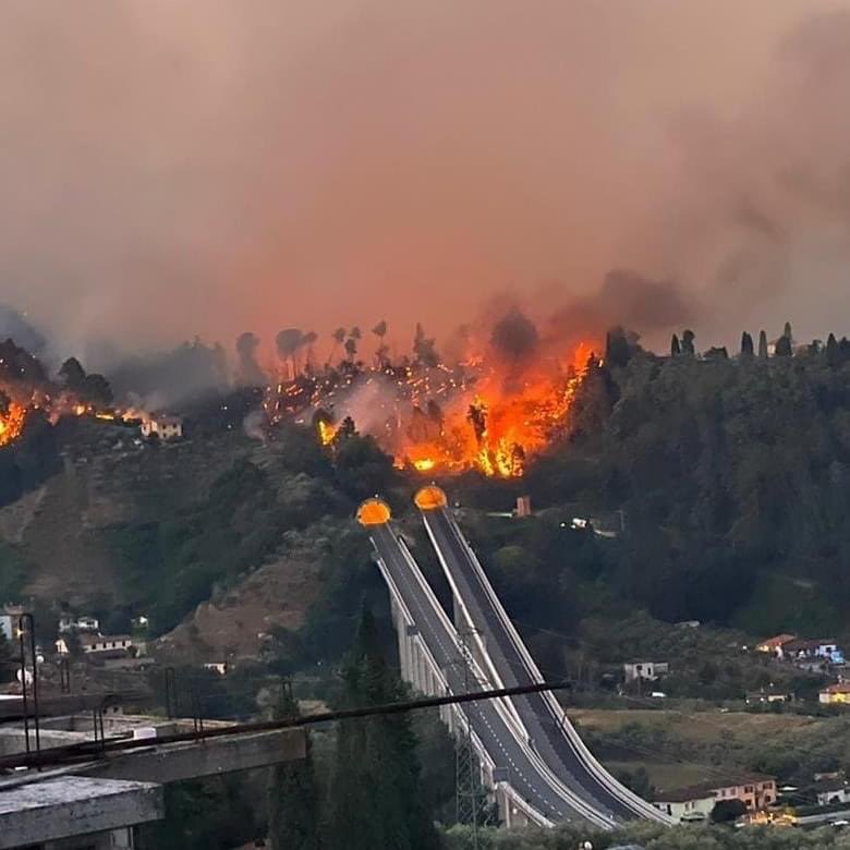 HUGE fire rages in Massarosa (Lucca) Italy as evacuations continue