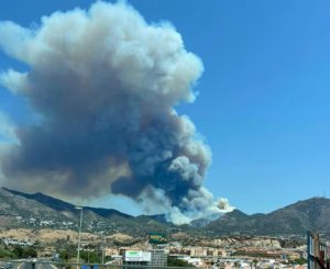 BREAKING: HUGE forest fire rages in the mountain of Andalucia's Mijas