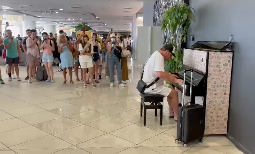 WATCH: Costa del Sol musician Paul Maxwel entertains passengers at Naples Airport